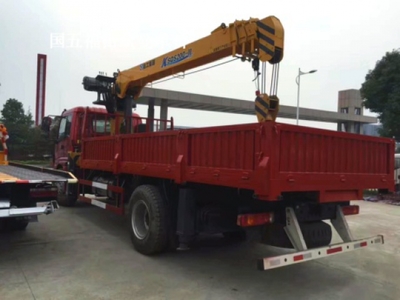 福田歐曼單橋隨車吊平板車 高效靈活的物流運輸解決方案